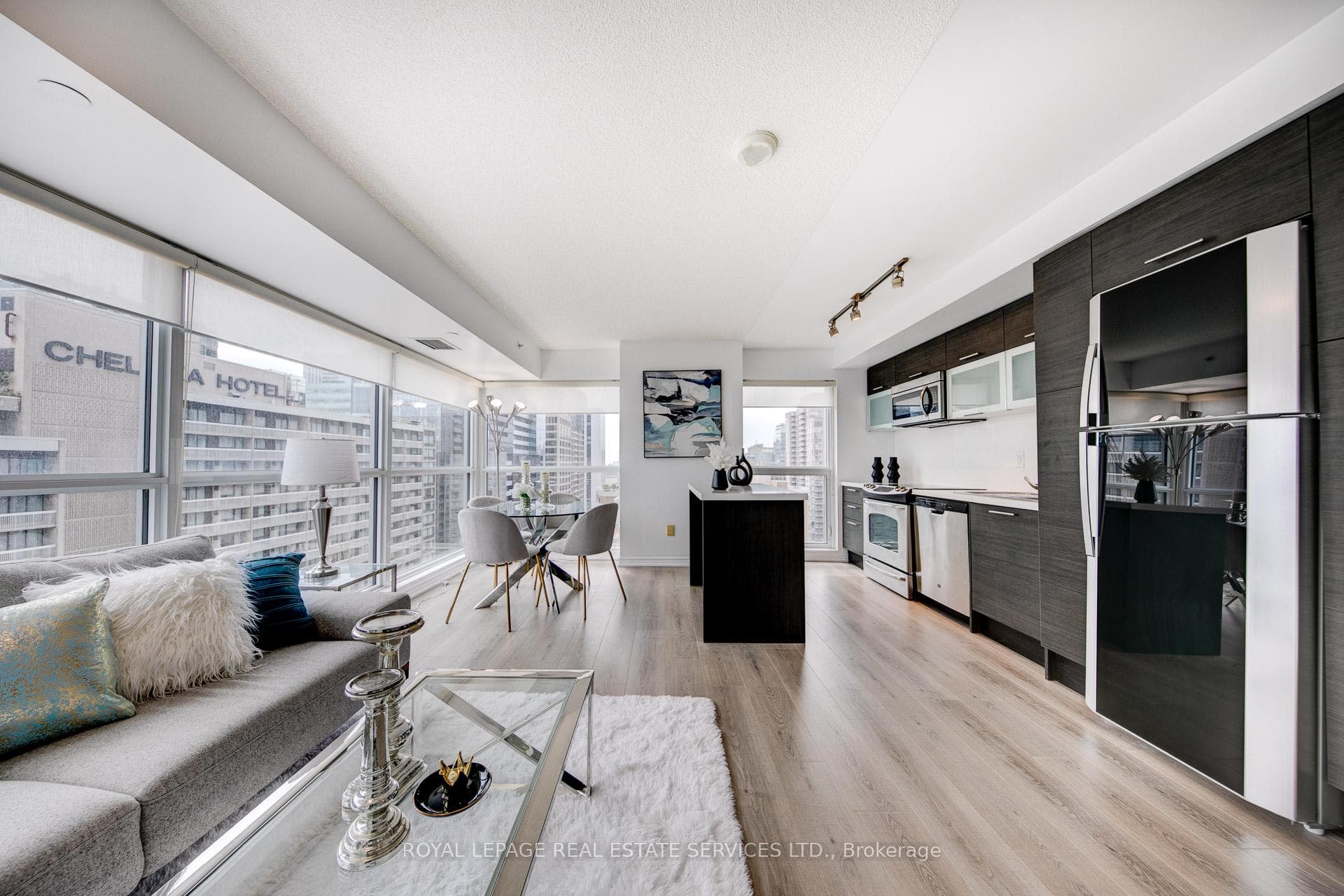 386 Yonge Street Unit 1910 photo 6