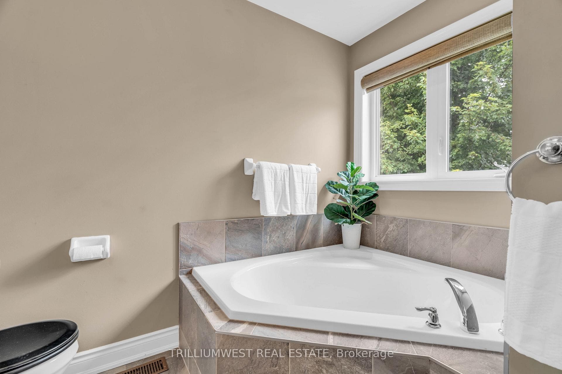 71 Goodall Court photo 29