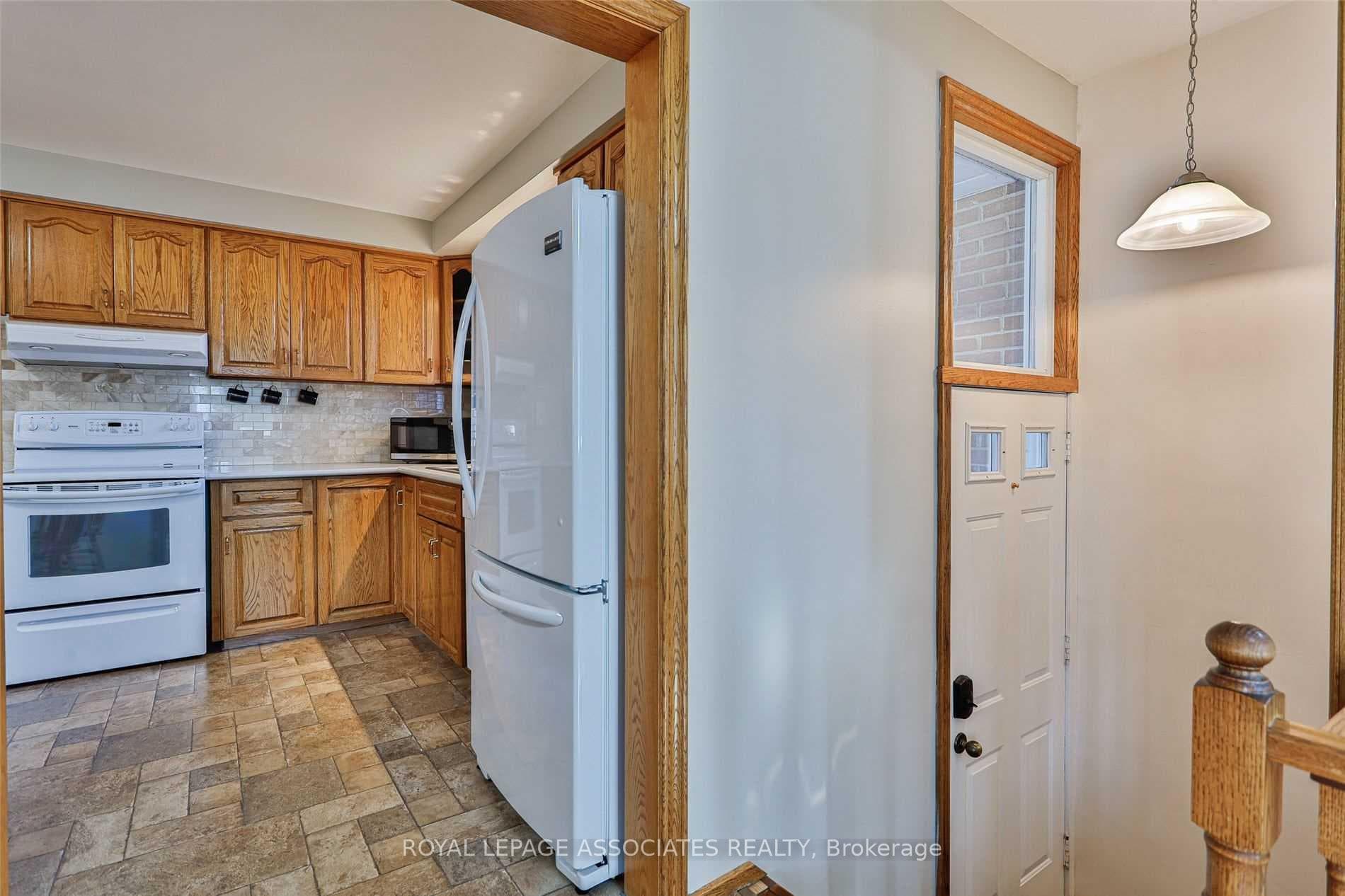 166 Lynnbrook Drive photo 9