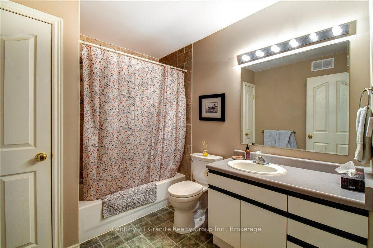 Main 4-piece bathroom