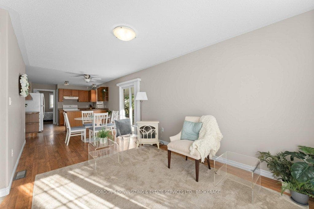 687 Arbour Crescent photo 5