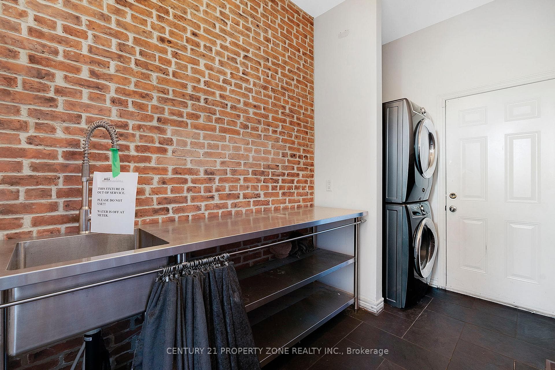 401 Baylis Court photo 17