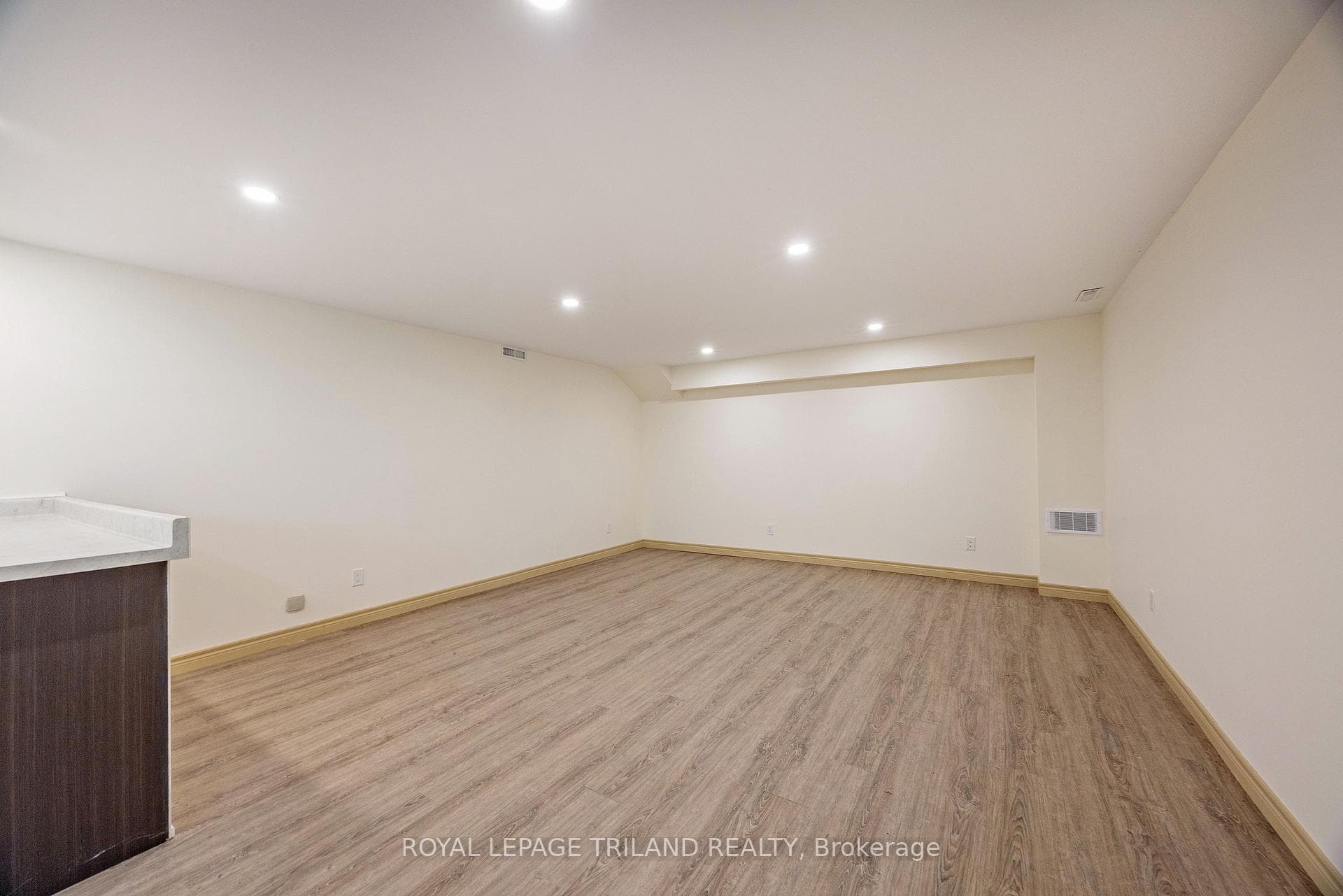 829 AVON Drive photo 28