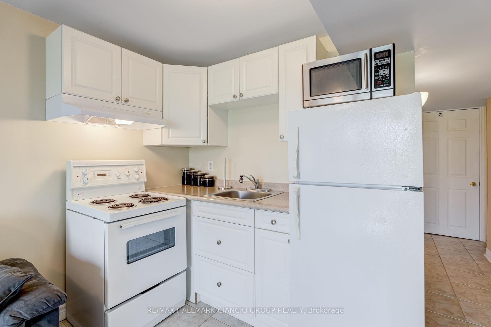 97 Maple Ridge Crescent Unit Bsmt photo 8