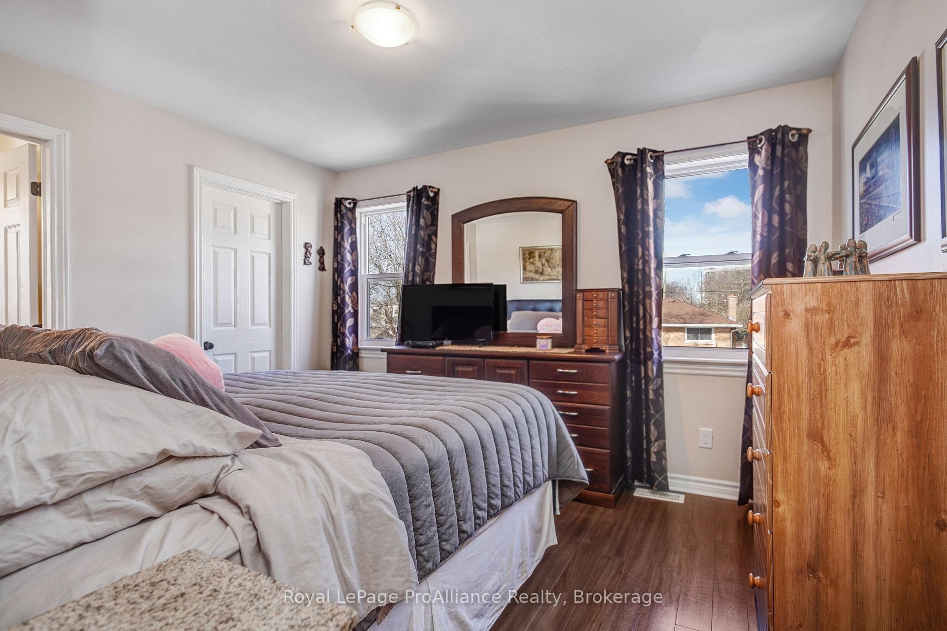 736 Victoria Crescent photo 27