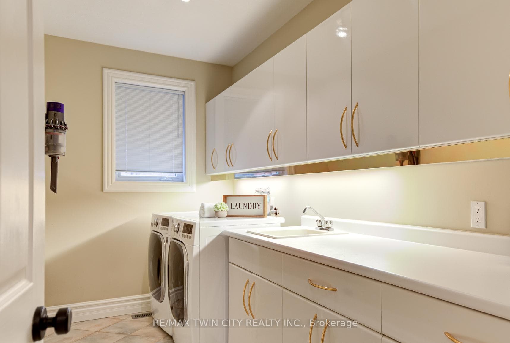 573 Paradise Crescent photo 18