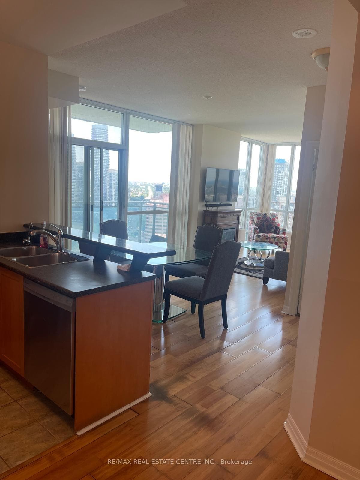 220 Burnhamthorpe Road Unit 2402 photo 2
