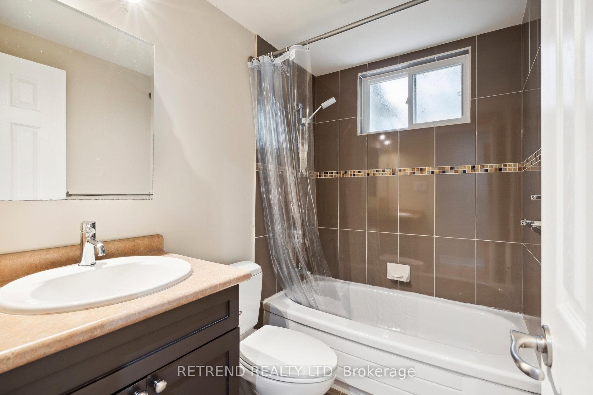 1426 Chalice Crescent photo 36