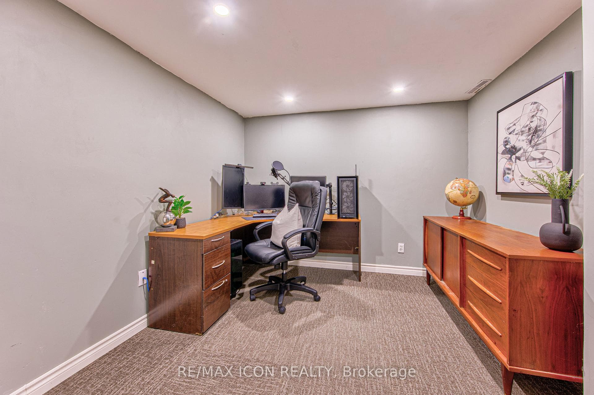 15 Hall Crescent photo 38