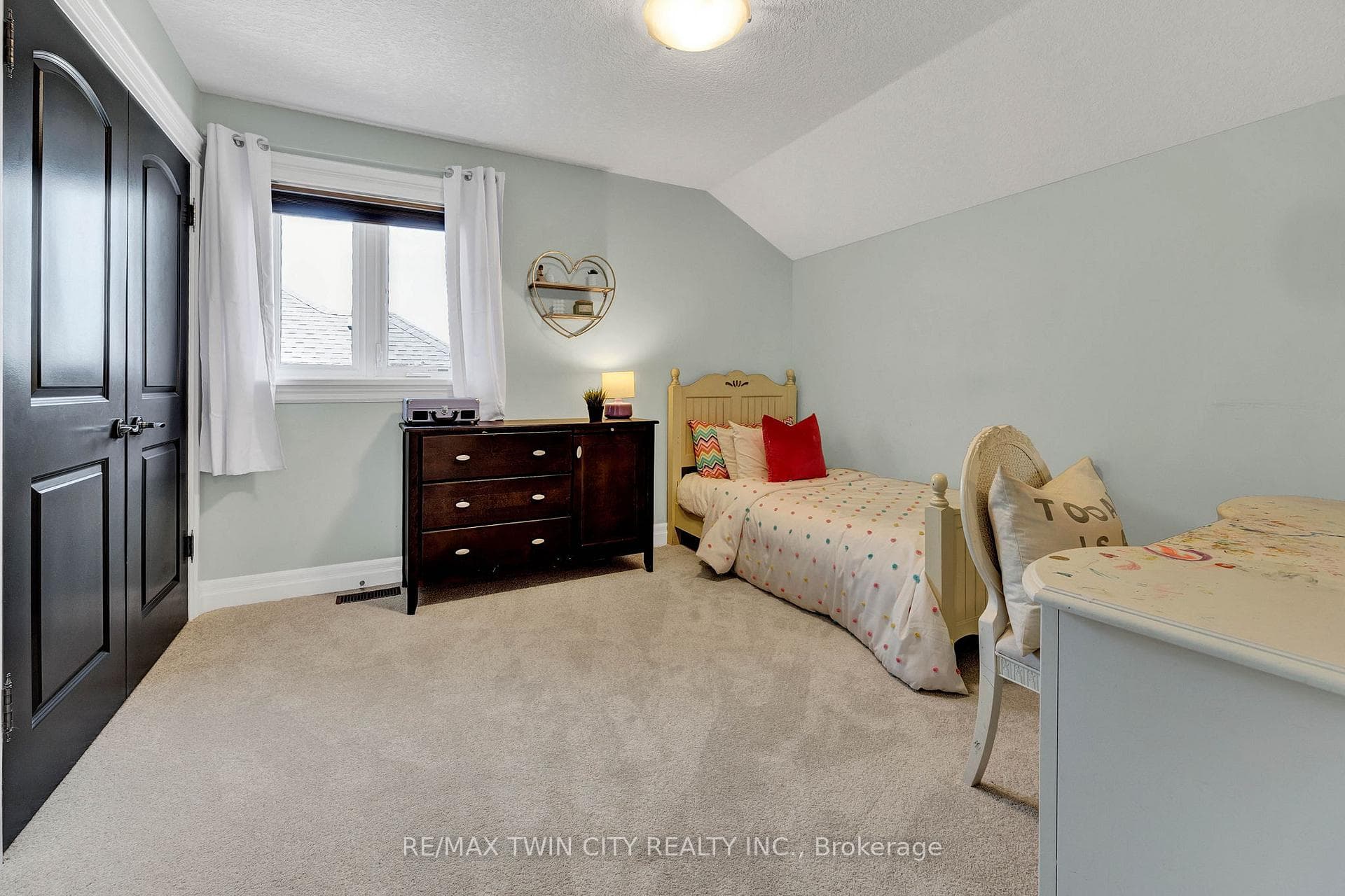 228 LONGVIEW Crescent photo 24