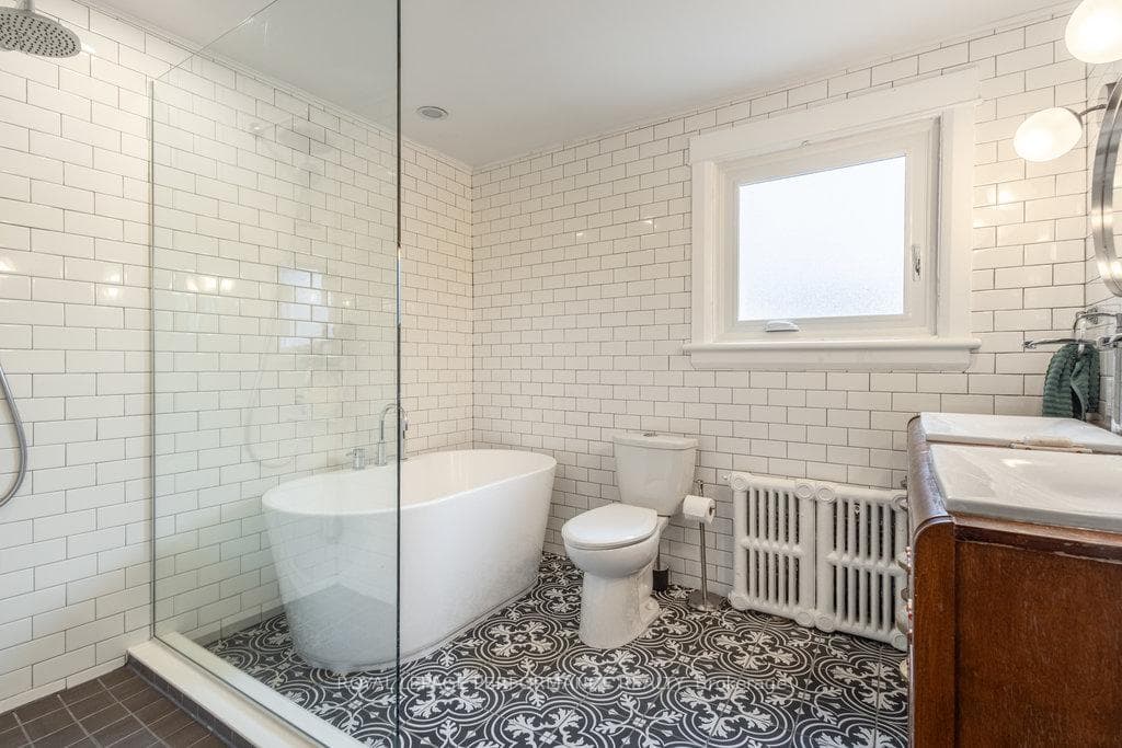 35 Acacia Avenue photo 22