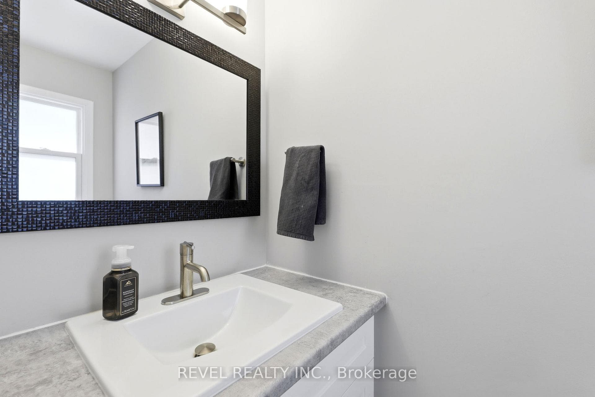 669 Osgoode Drive Unit 2 photo 33