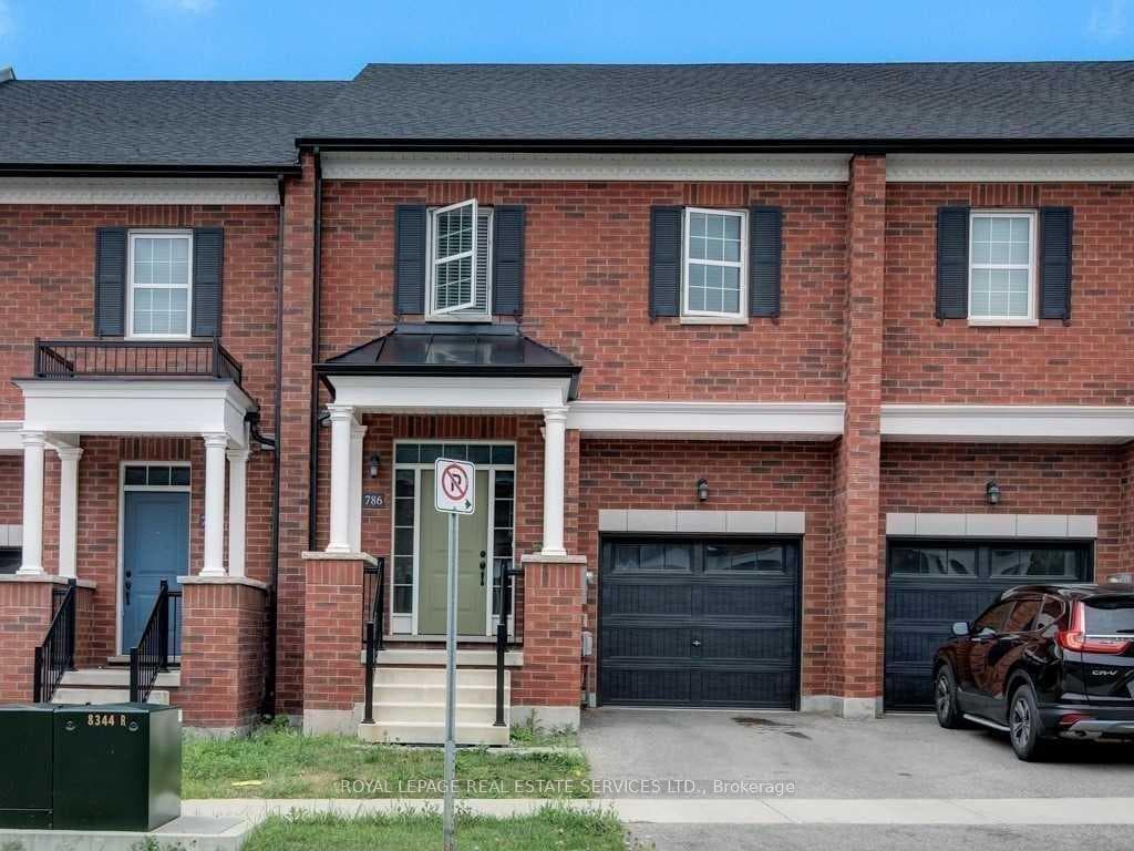 786 Banks Crescent photo 1