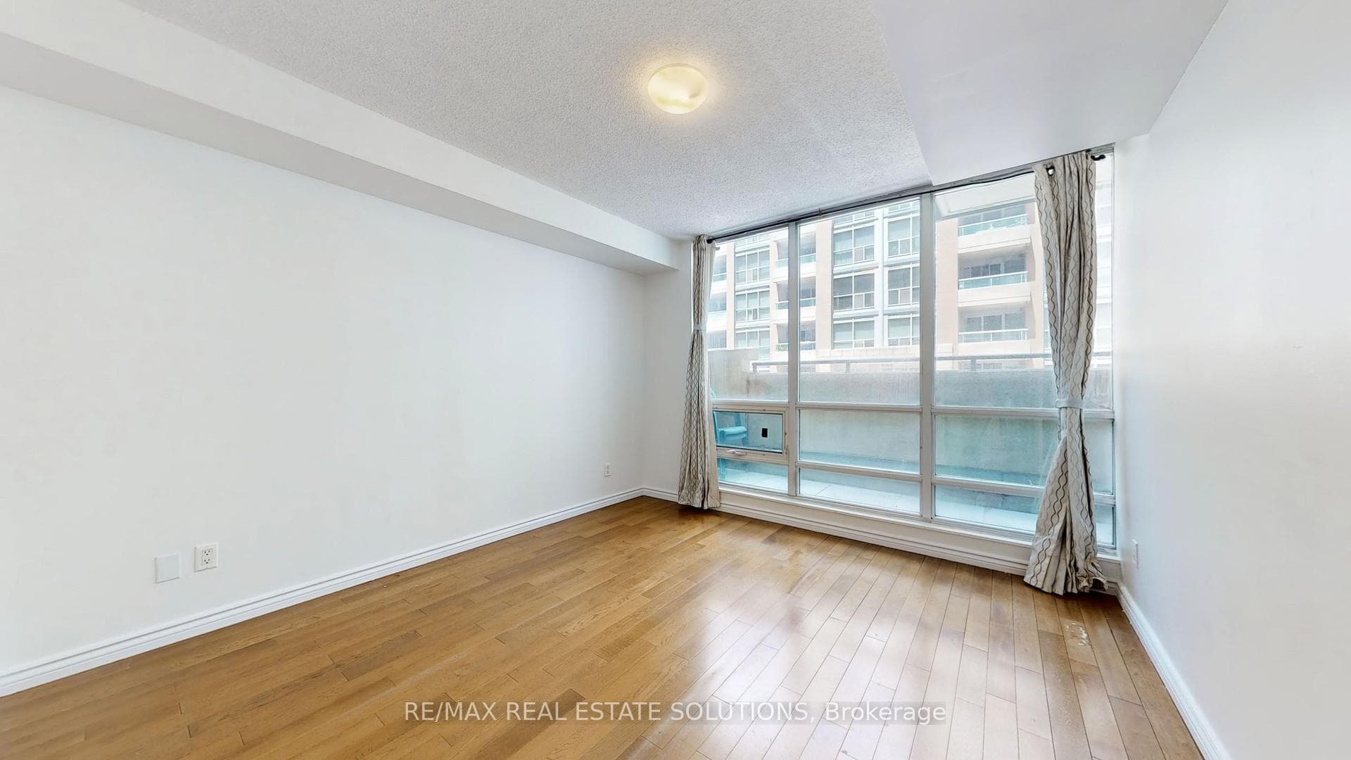 263 Wellington Street Unit 302 photo 11