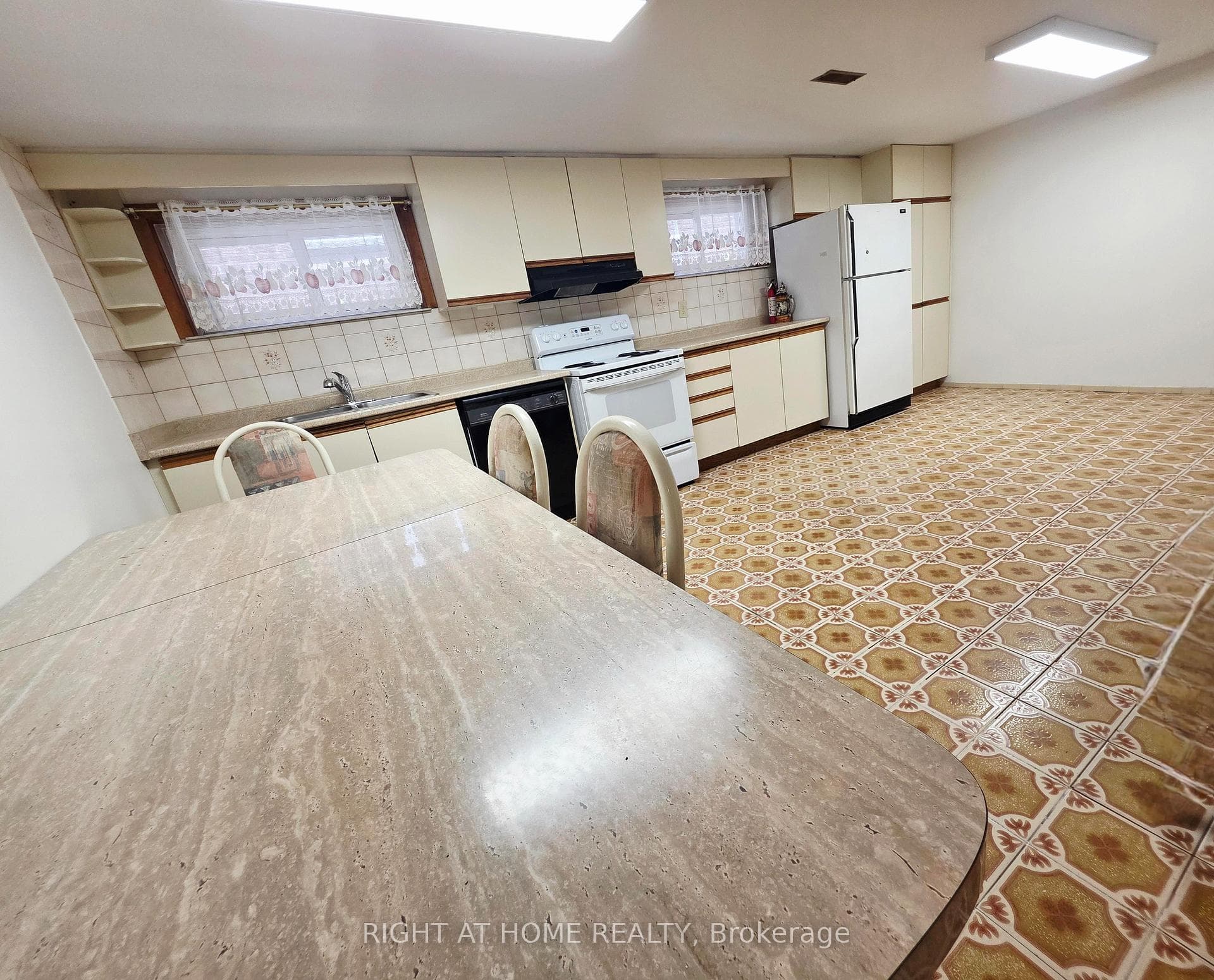 Oversized eat-in kitchen