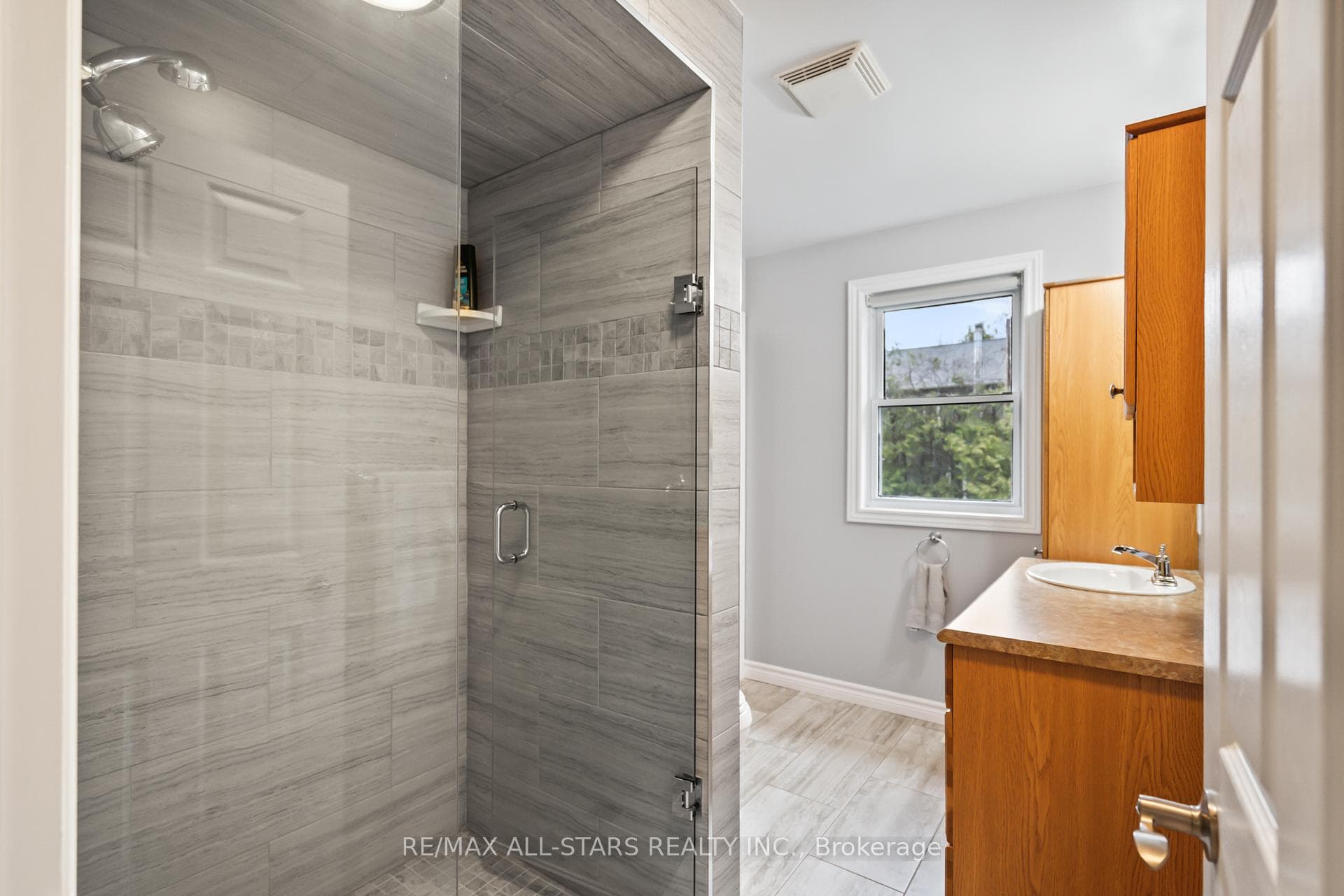 97 Mayfair Drive photo 19