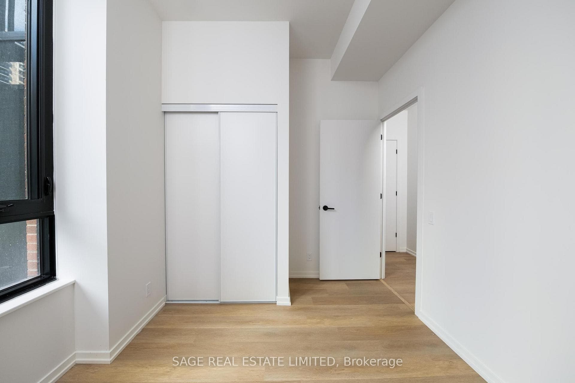 109 Erskine Avenue Unit 612 photo 14