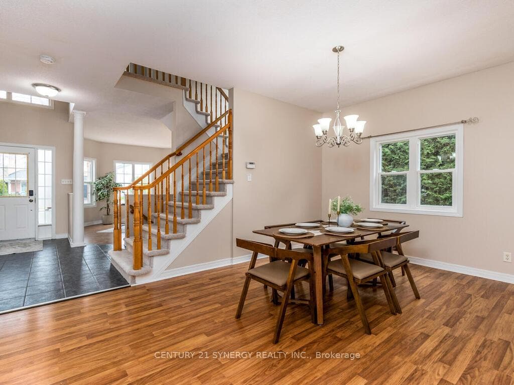 Perfect size diningroom.