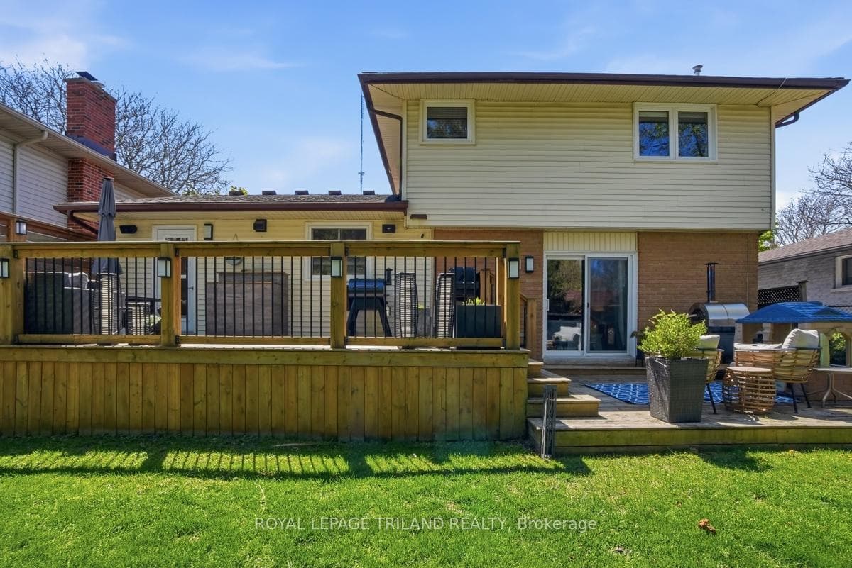 255 Highview Crescent photo 40