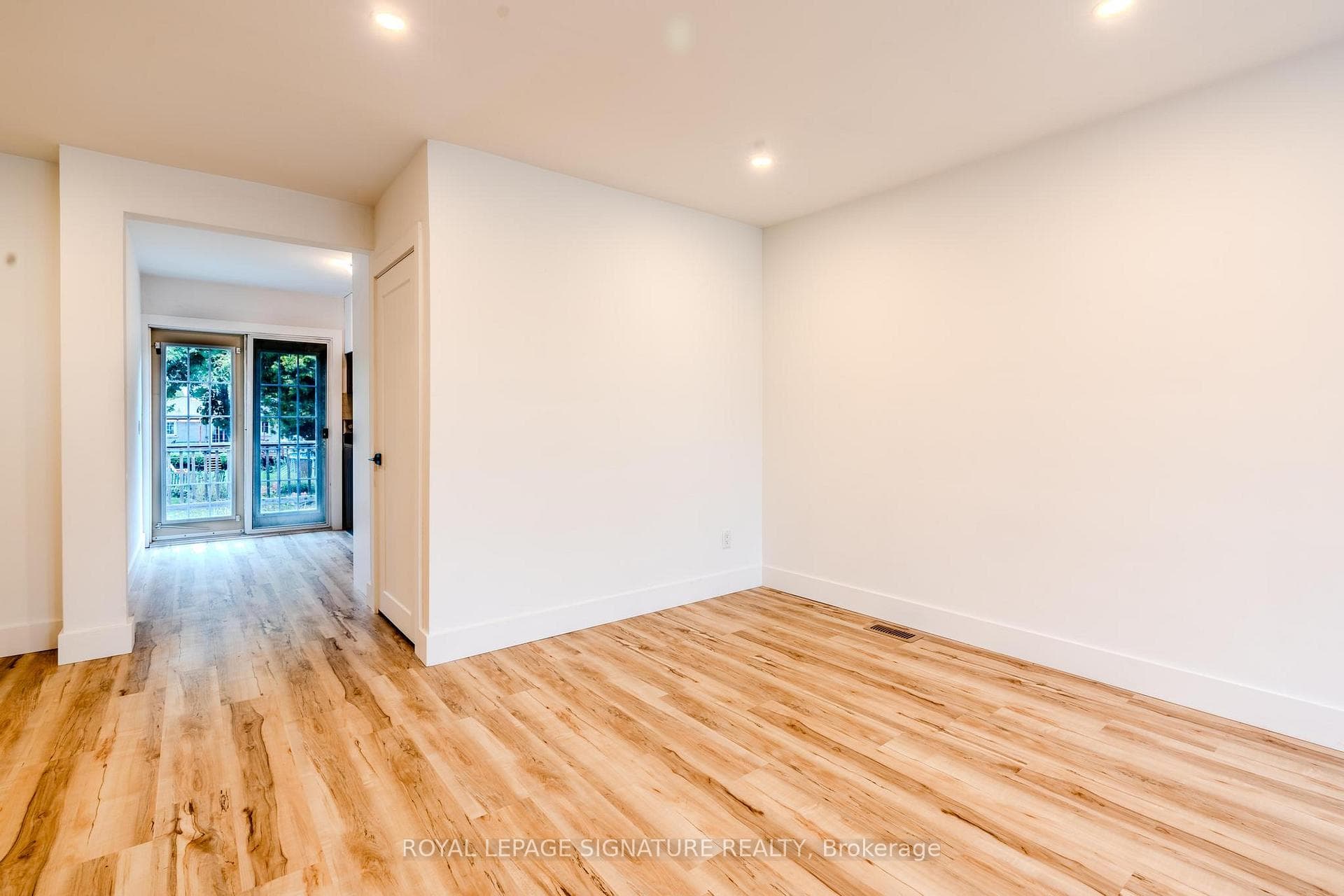 41 Windsor Drive Unit Main photo 12