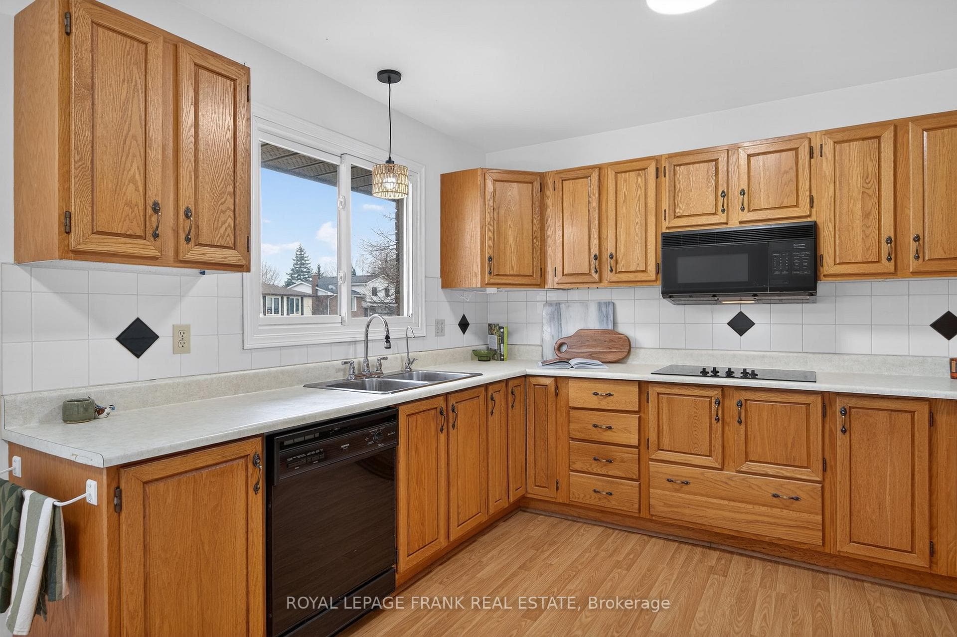 2260 Kawartha Hts Boulevard photo 9