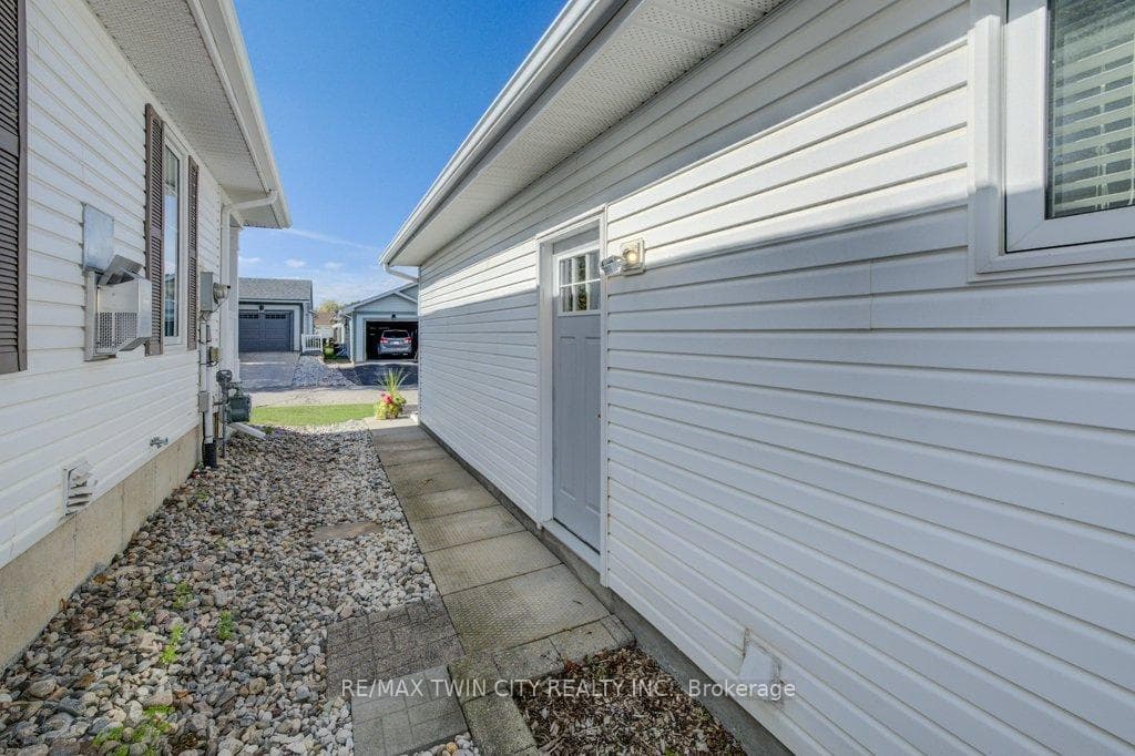 128 Wesley Crescent photo 31