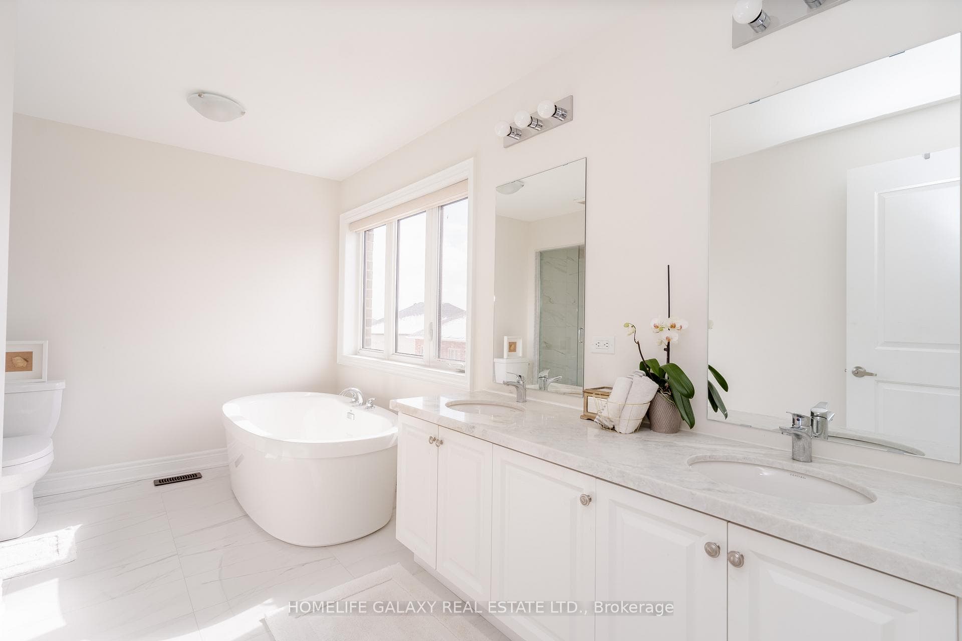 1071 Orenda Street photo 19