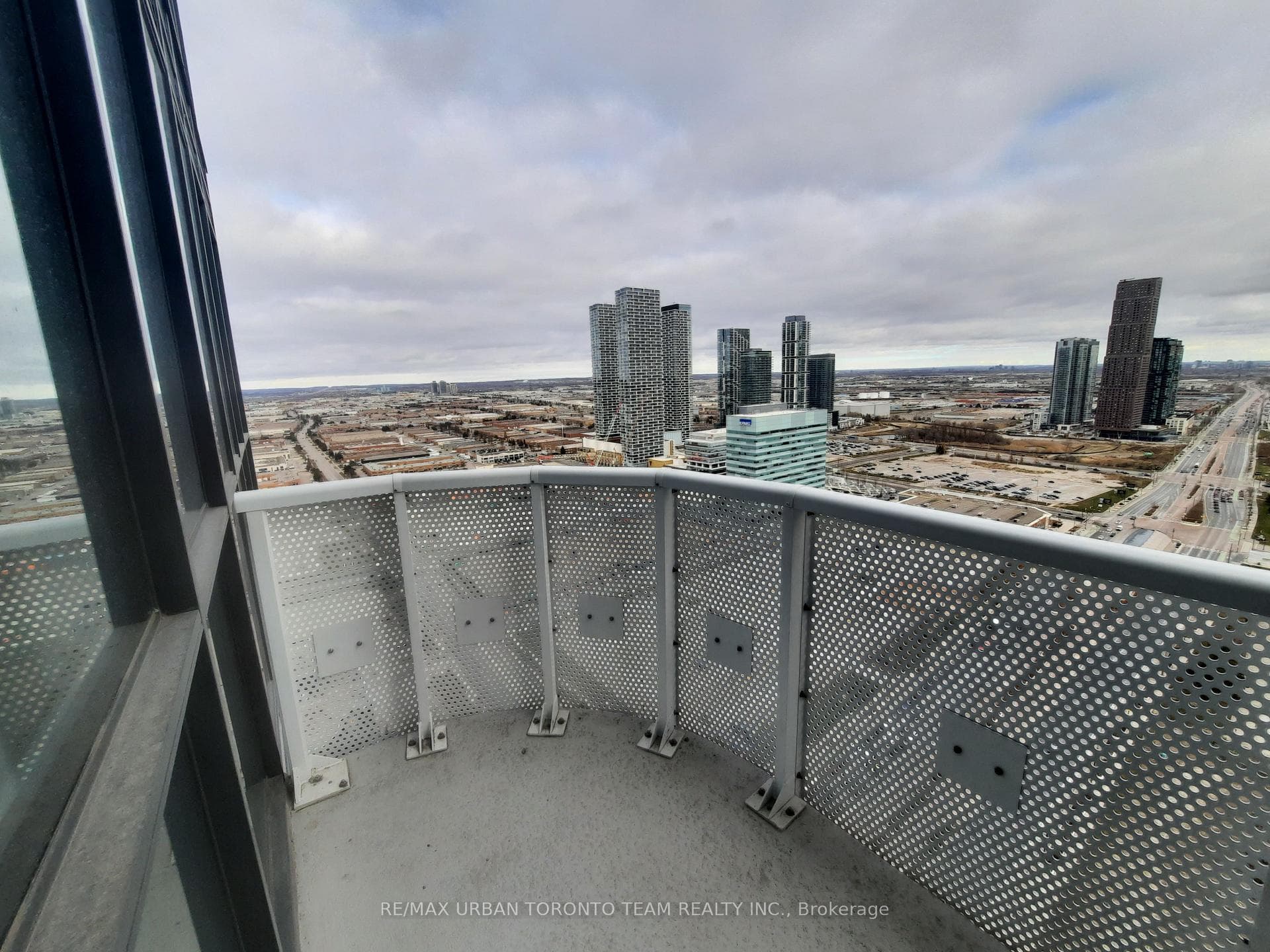 8 Interchange Way Unit 3606 photo 4