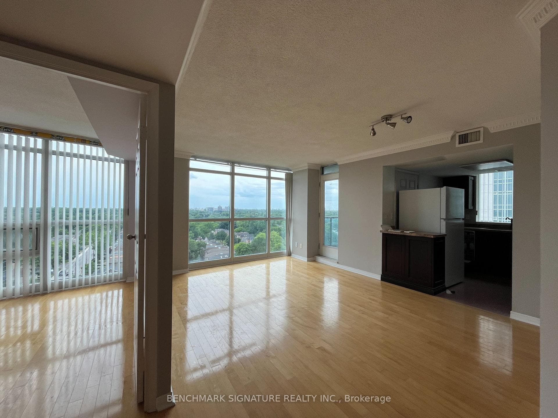 28 Harrison Garden Boulevard Unit 1608 photo 3
