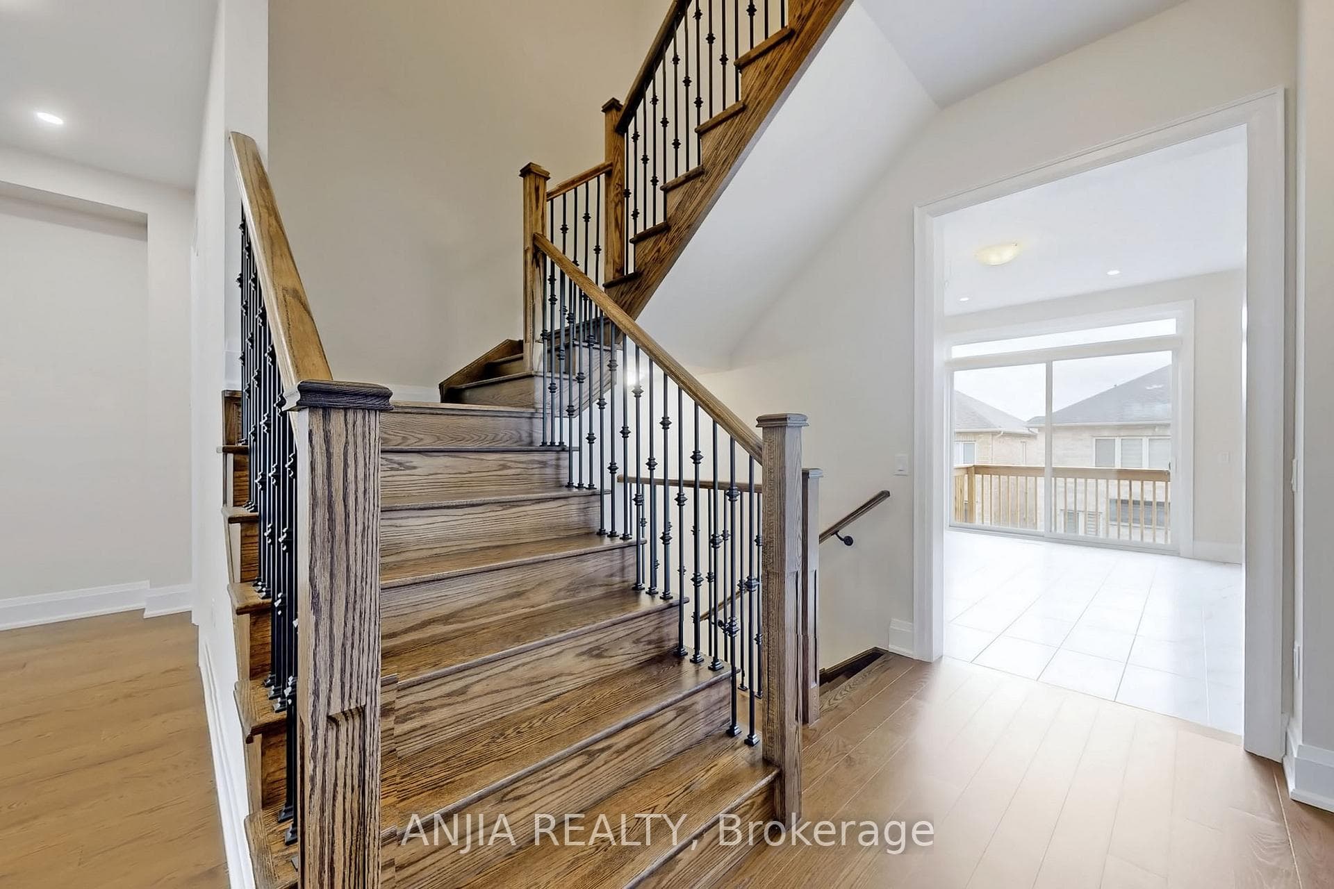 86 Angus Morton Crescent photo 7