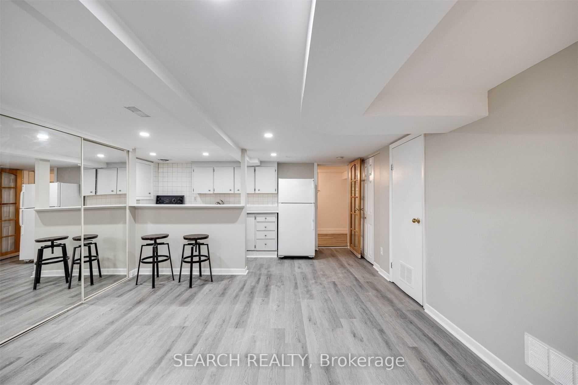 32 Ingham Avenue Unit Lower photo 3