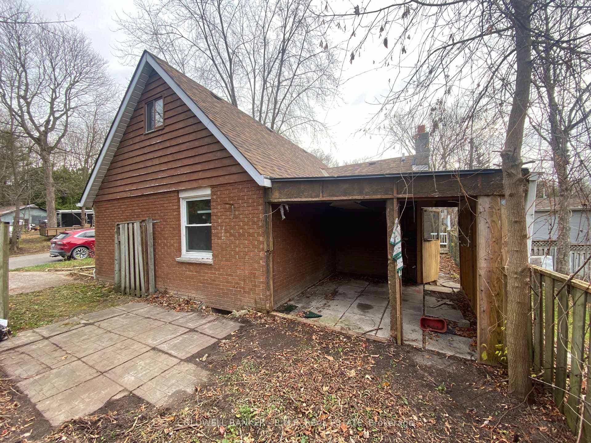 478 Aleah Crescent photo 2