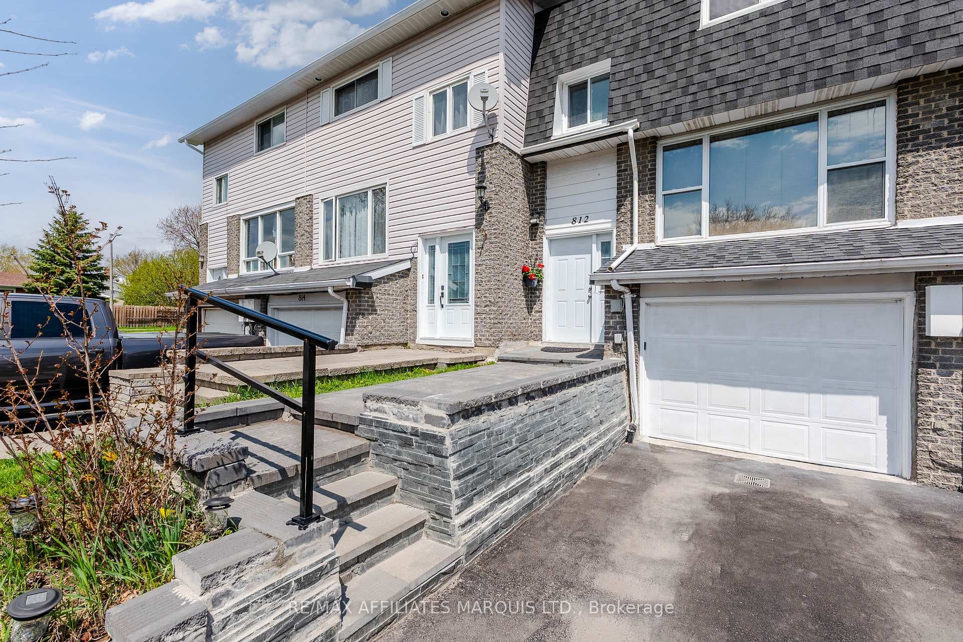 812 Glengarry Boulevard photo 3