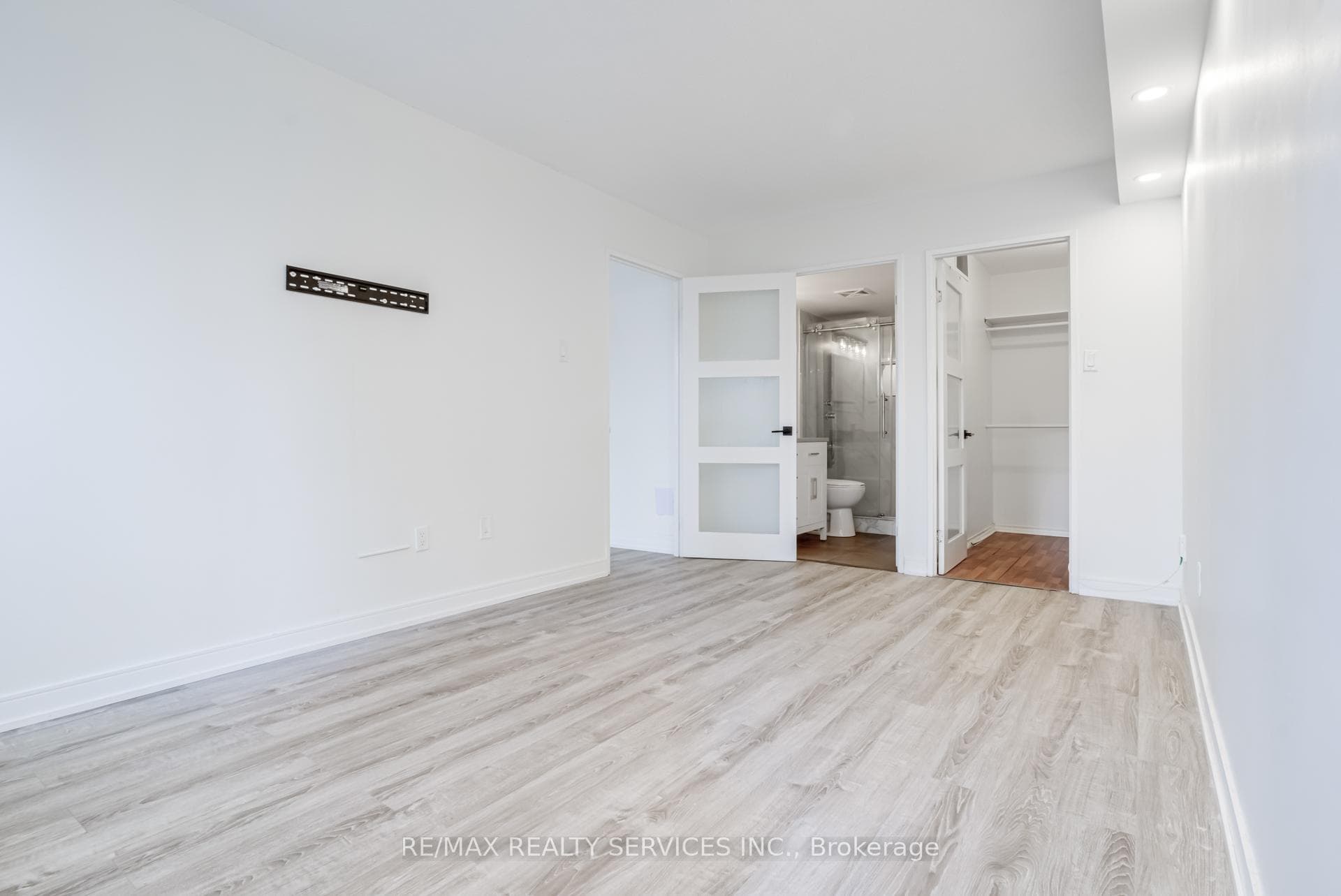 285 Enfield Place Unit 811 photo 36
