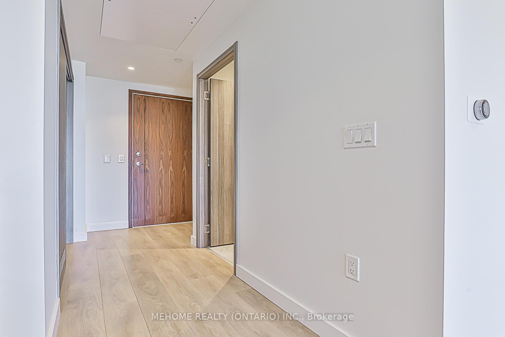 85 Mcmahon Drive Unit 1611 photo 3