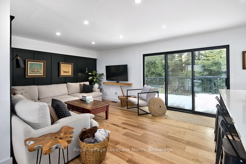 Cozy Living Rm - Oversized Slider To Back Deck