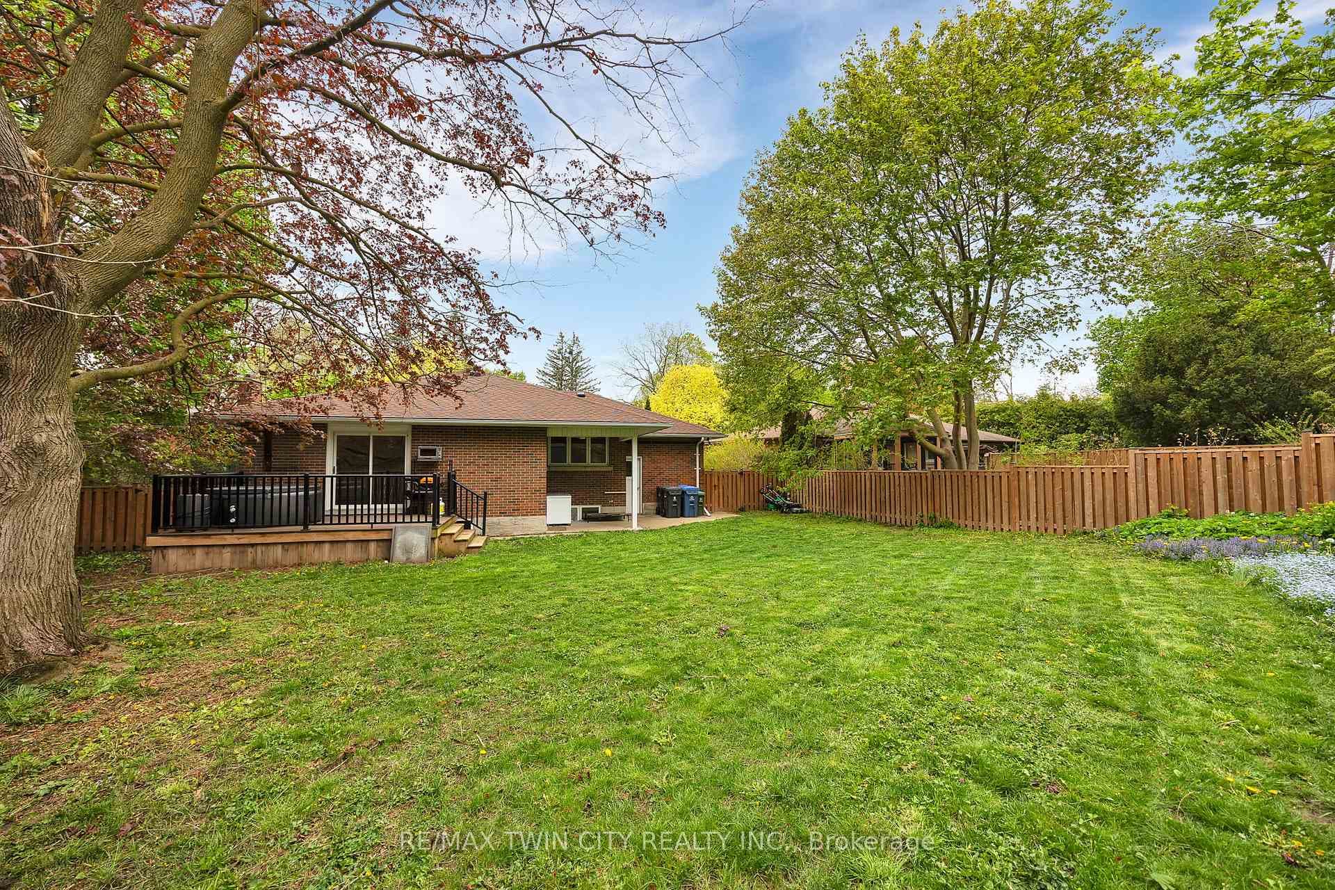 9 HALES Crescent photo 29