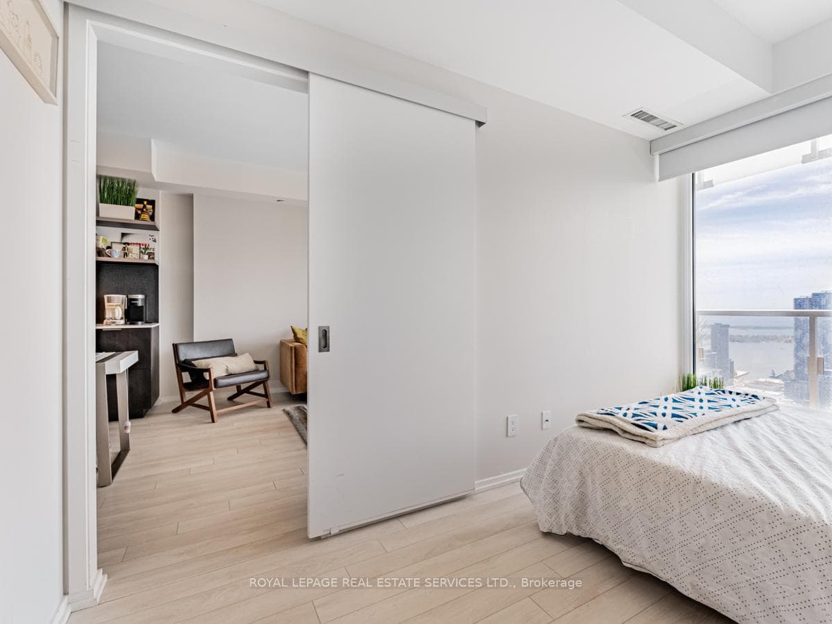 197 Yonge Street Unit 5807 photo 22