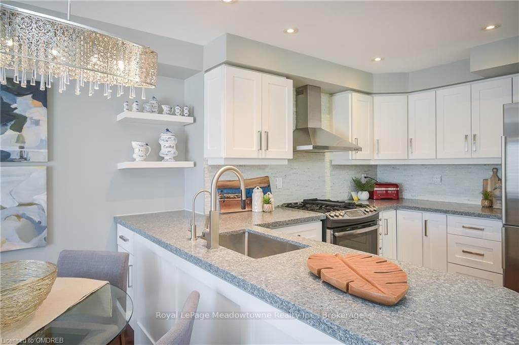 51 MOWAT Crescent photo 9