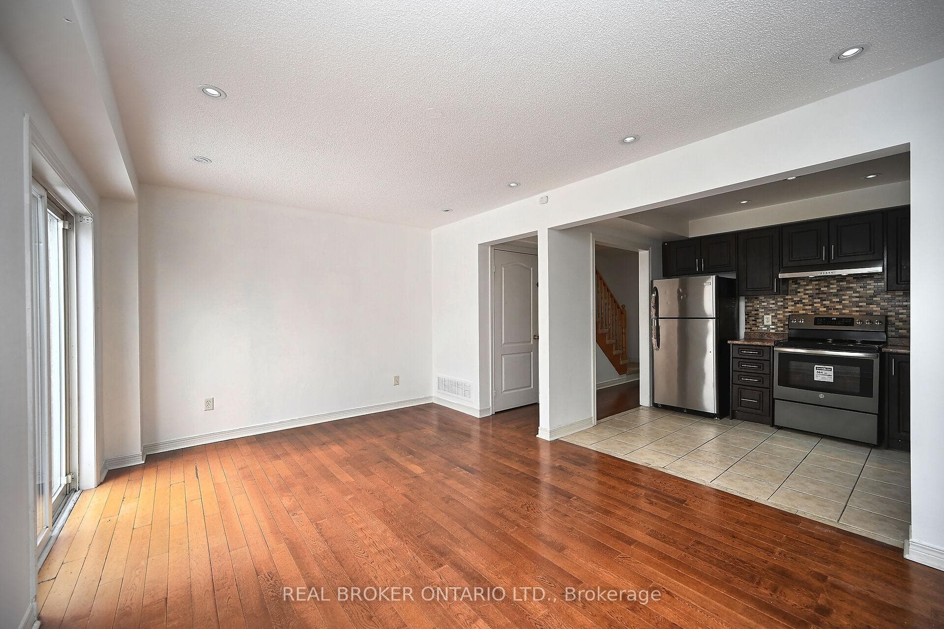 350 Oaktree Circle photo 8