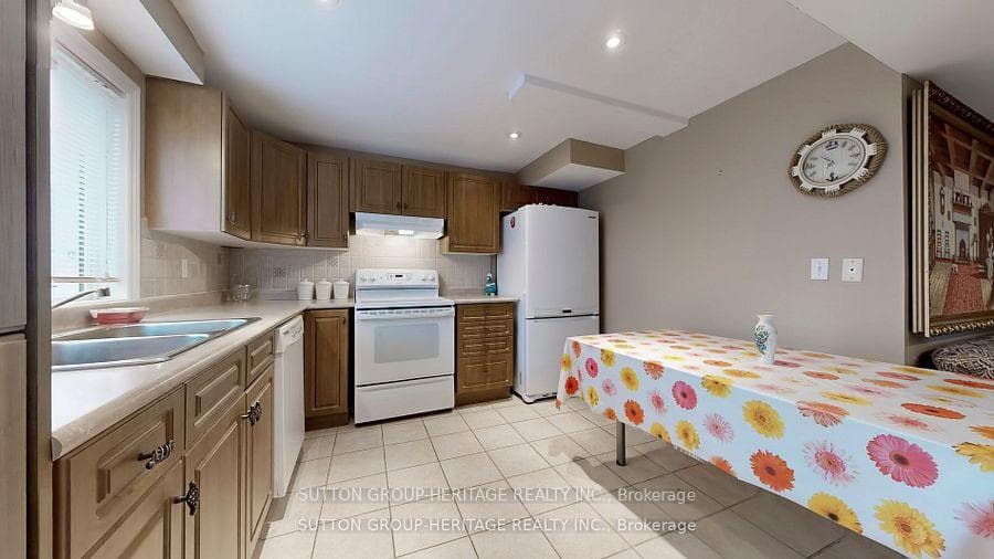 1452 Sandhurst Crescent photo 33