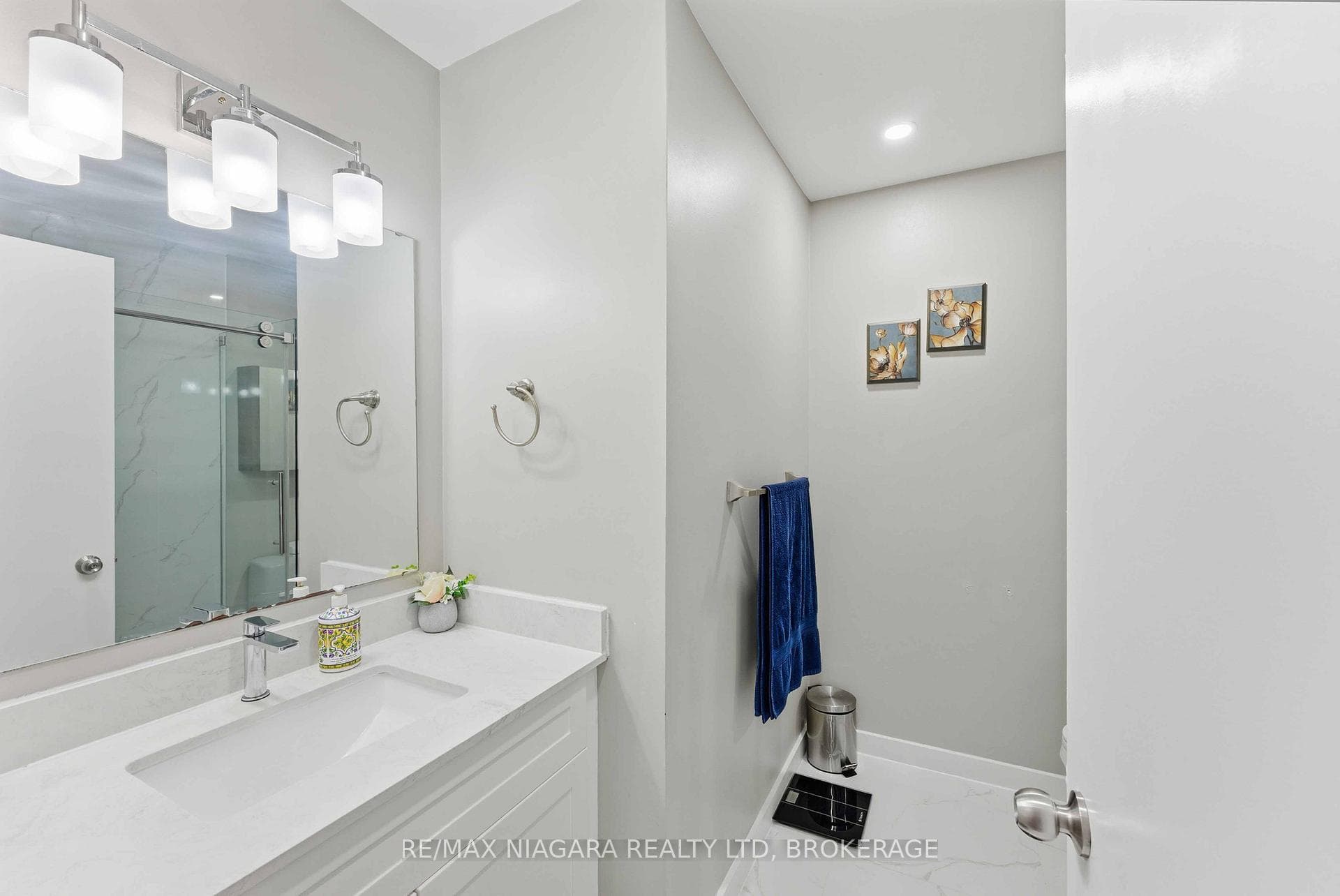 189 DORCHESTER Boulevard Unit 207 photo 17
