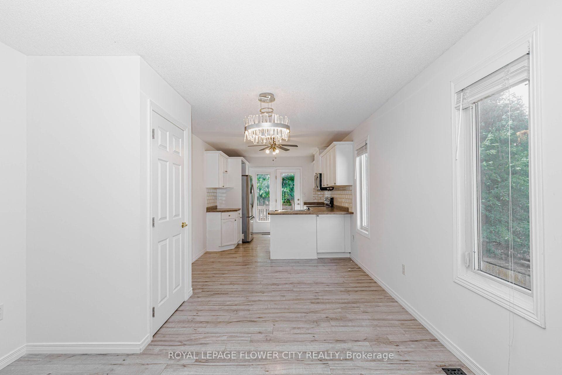 47 QUEENSWAY Drive photo 16