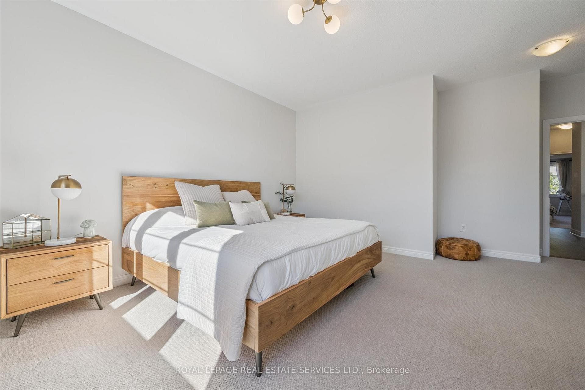 Primary Bedroom w/Walk-In Closet & 5-Piece Ensuite