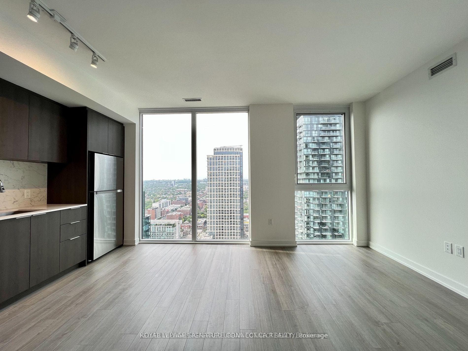 357 King Street Unit 3703 photo 3