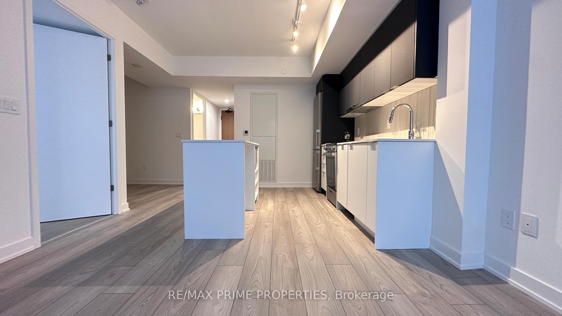 8 Tippett Road Unit 523 photo 11