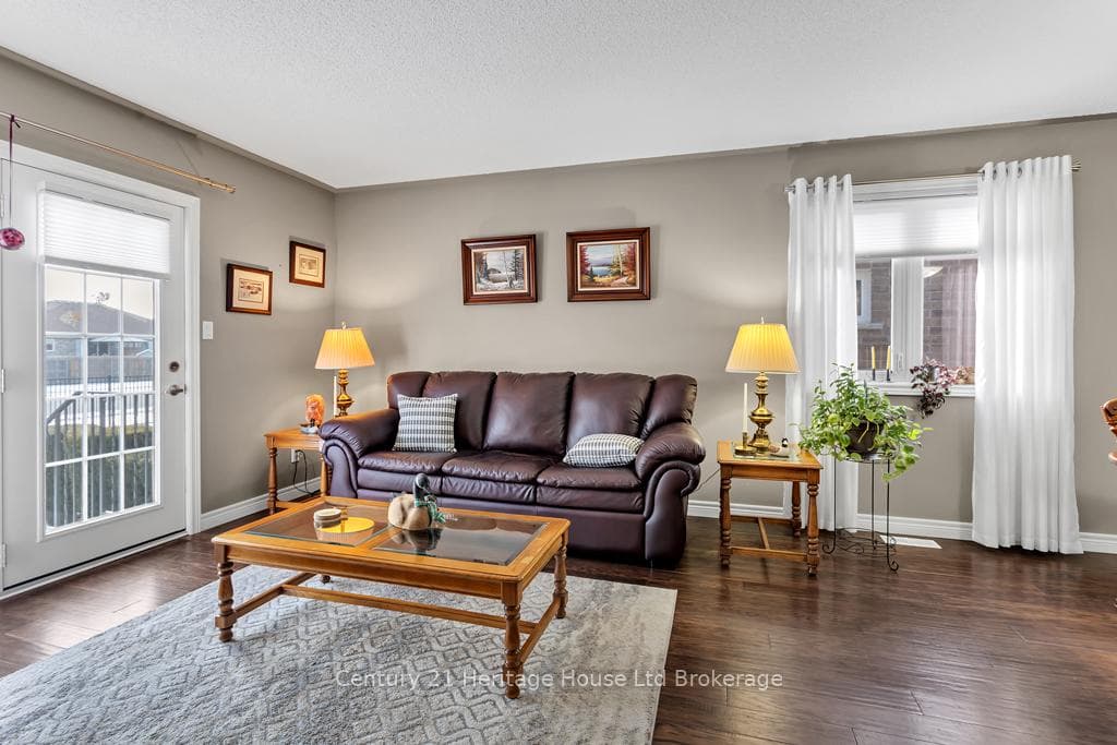 20 Hogarth Drive photo 5