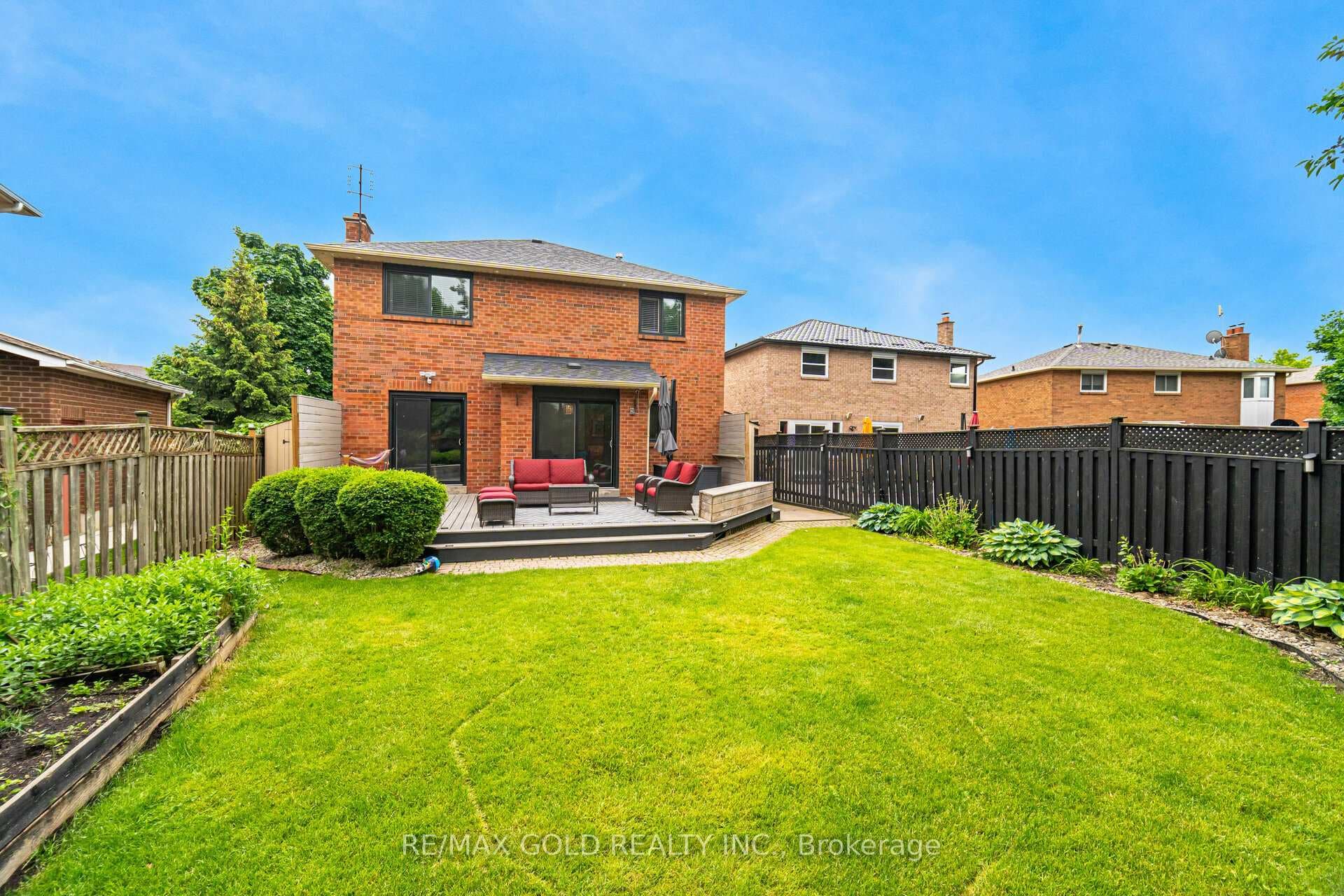 12 Hall Crescent photo 36