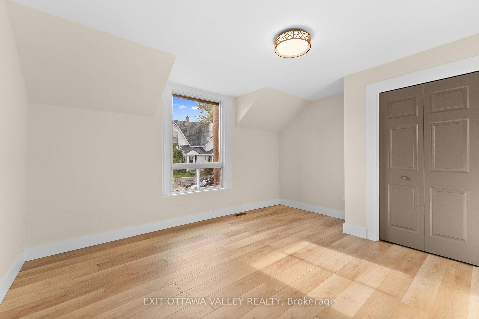 164 Maple Avenue photo 23