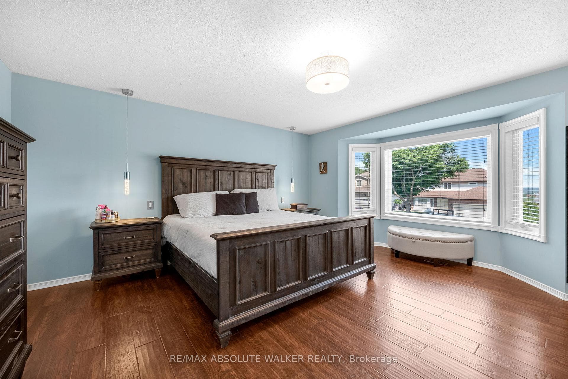 1368 Norview Crescent photo 6